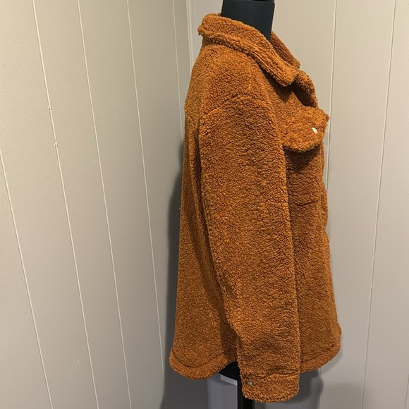BLANK NYC cinnamon stick Sherpa shacket.
Faux Sherpa Shirt Jacket. Small - Picture 3 of 8